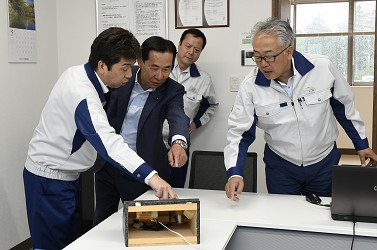 電子錠の説明を受ける写真