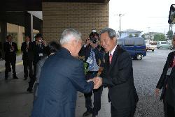 議長と握手しているしゃしん
