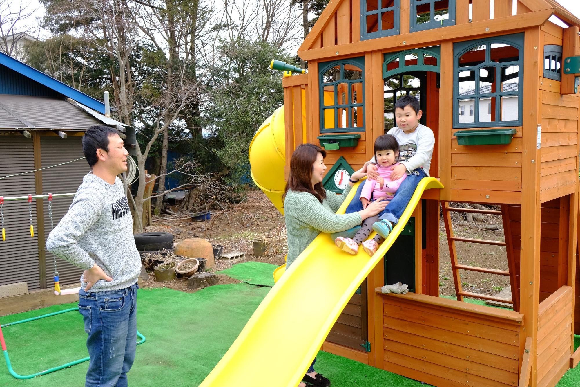 公園で吉田さん家族が遊んでいる写真