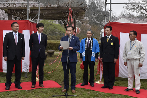 遠足の聖地宣言を市長がしている様子