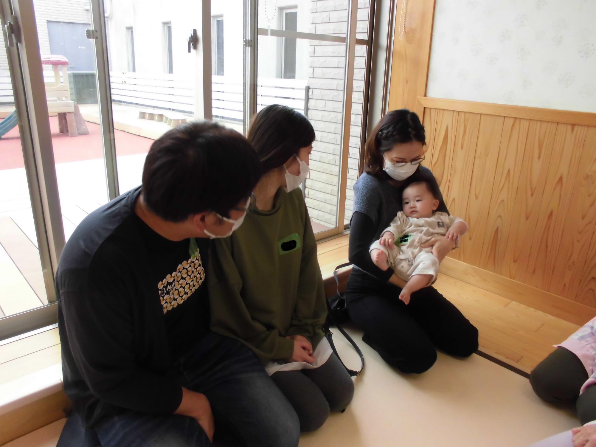 0才児サロンへ参加するパパママ教室参加者