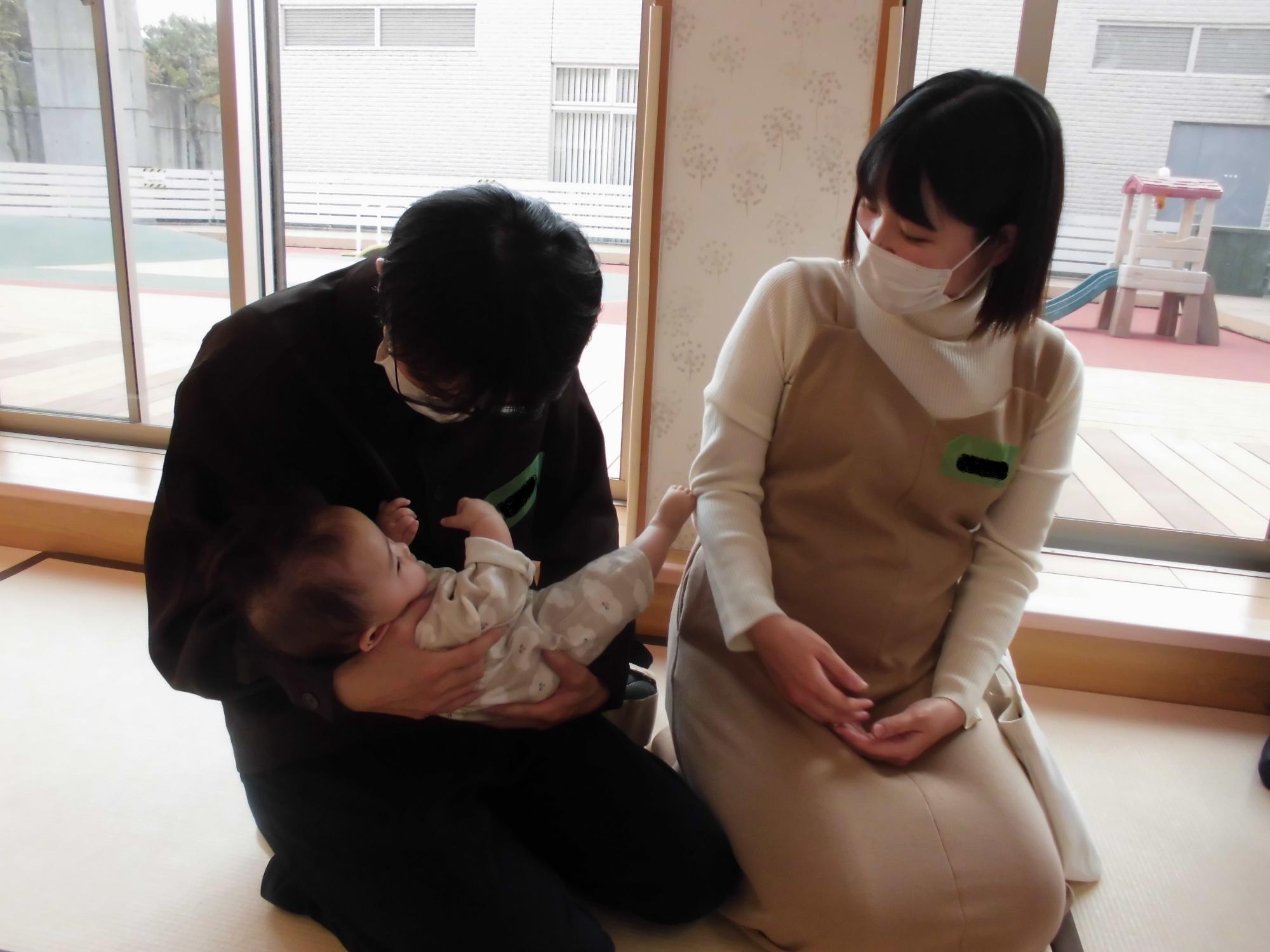 0才児サロンへ参加するパパママ教室参加者