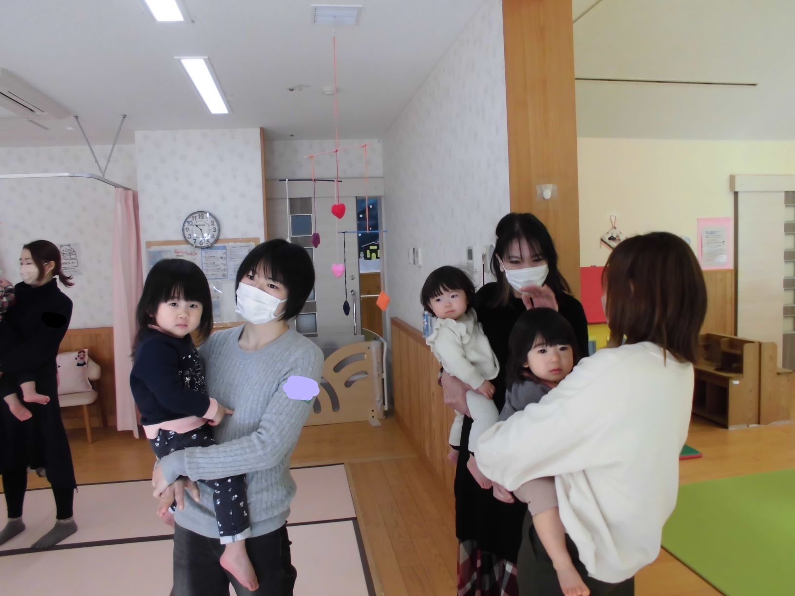 子どもを抱いて自己紹介をする参加者の親子