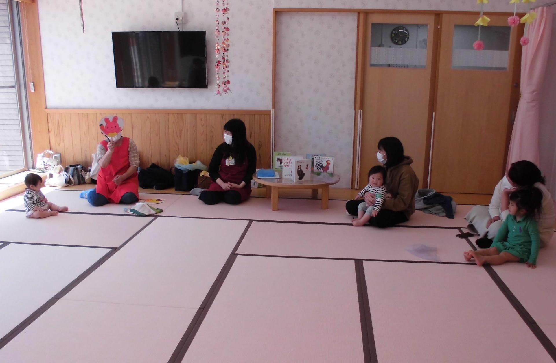 読み聞かせに聞き入る参加者の皆さん