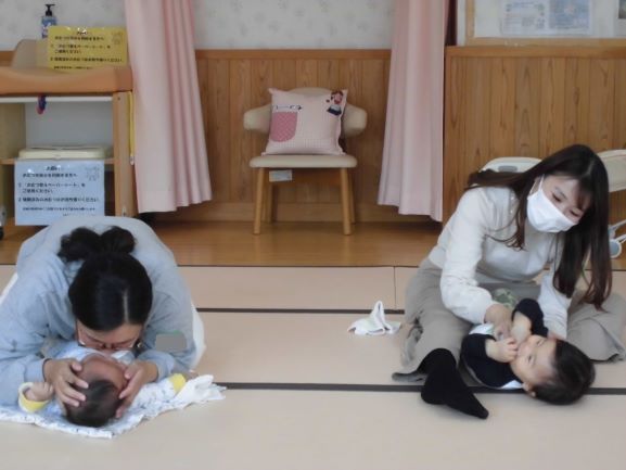 赤ちゃんと手遊びをする参加者