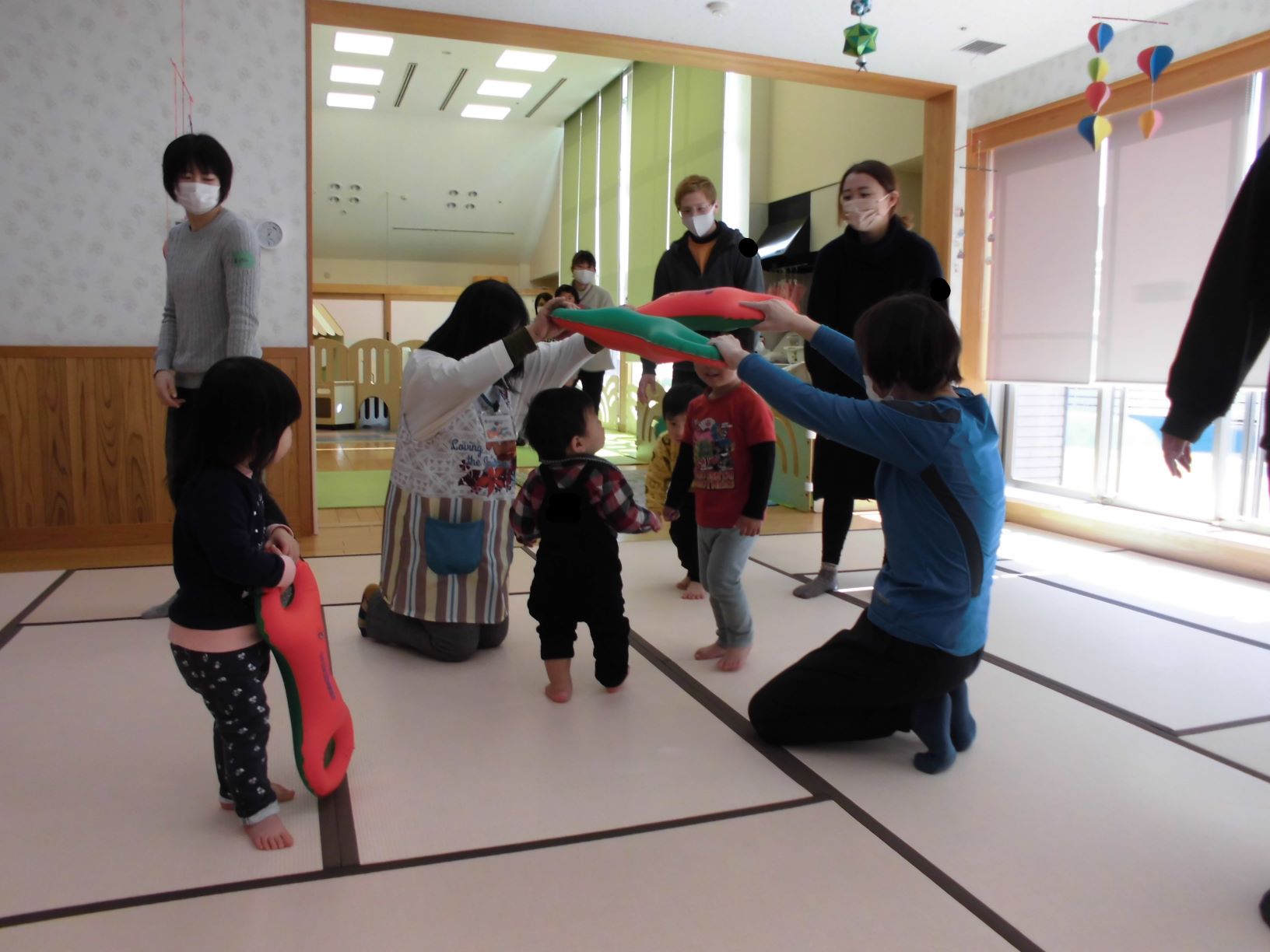 ベルをつかったトンネルをくぐる子どもたち