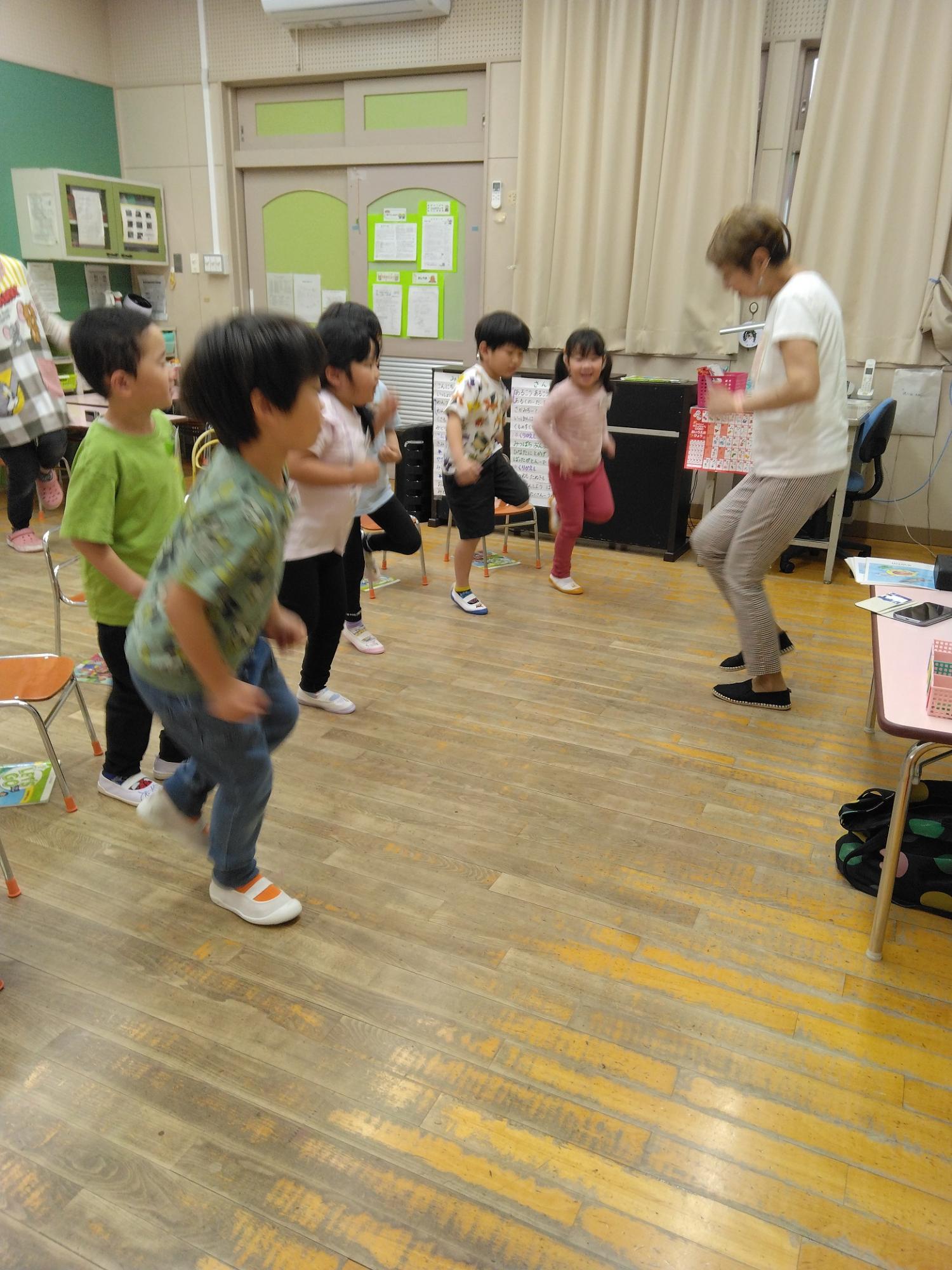 英語の歌に合わせて踊っているところ