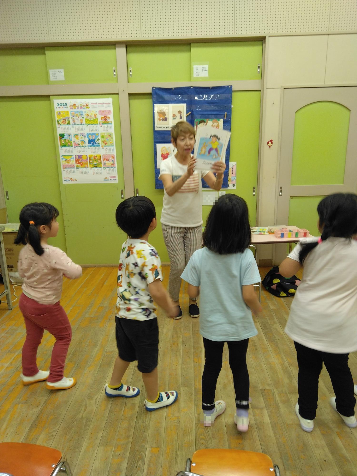 英語の歌に合わせてダンスしているところ