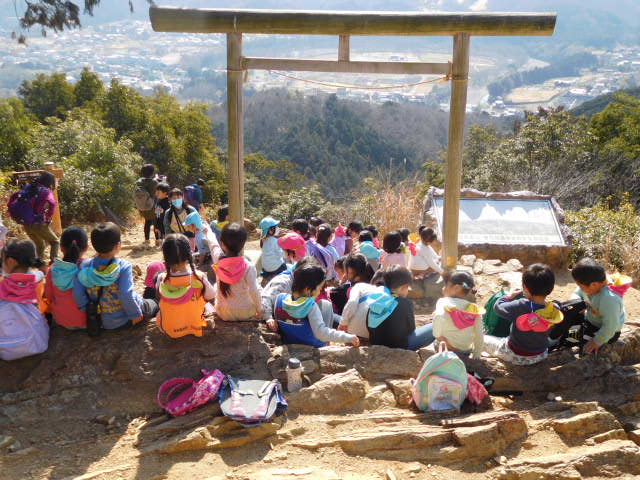 子どもたちがお別れ遠足で日和田山の山頂に登ったところ