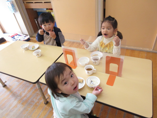2歳児ちゅうりっぷ組がおいしそうに給食を食べている様子。