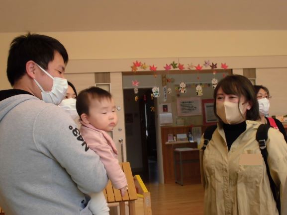 赤ちゃんを抱っこする男性