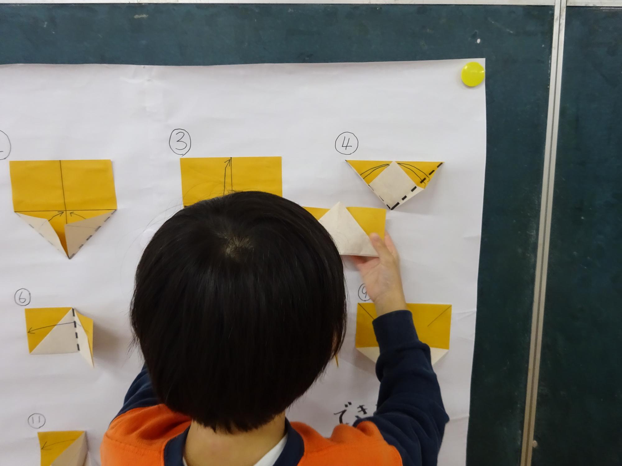 折り紙1枚で2個の栗を折る五歳児