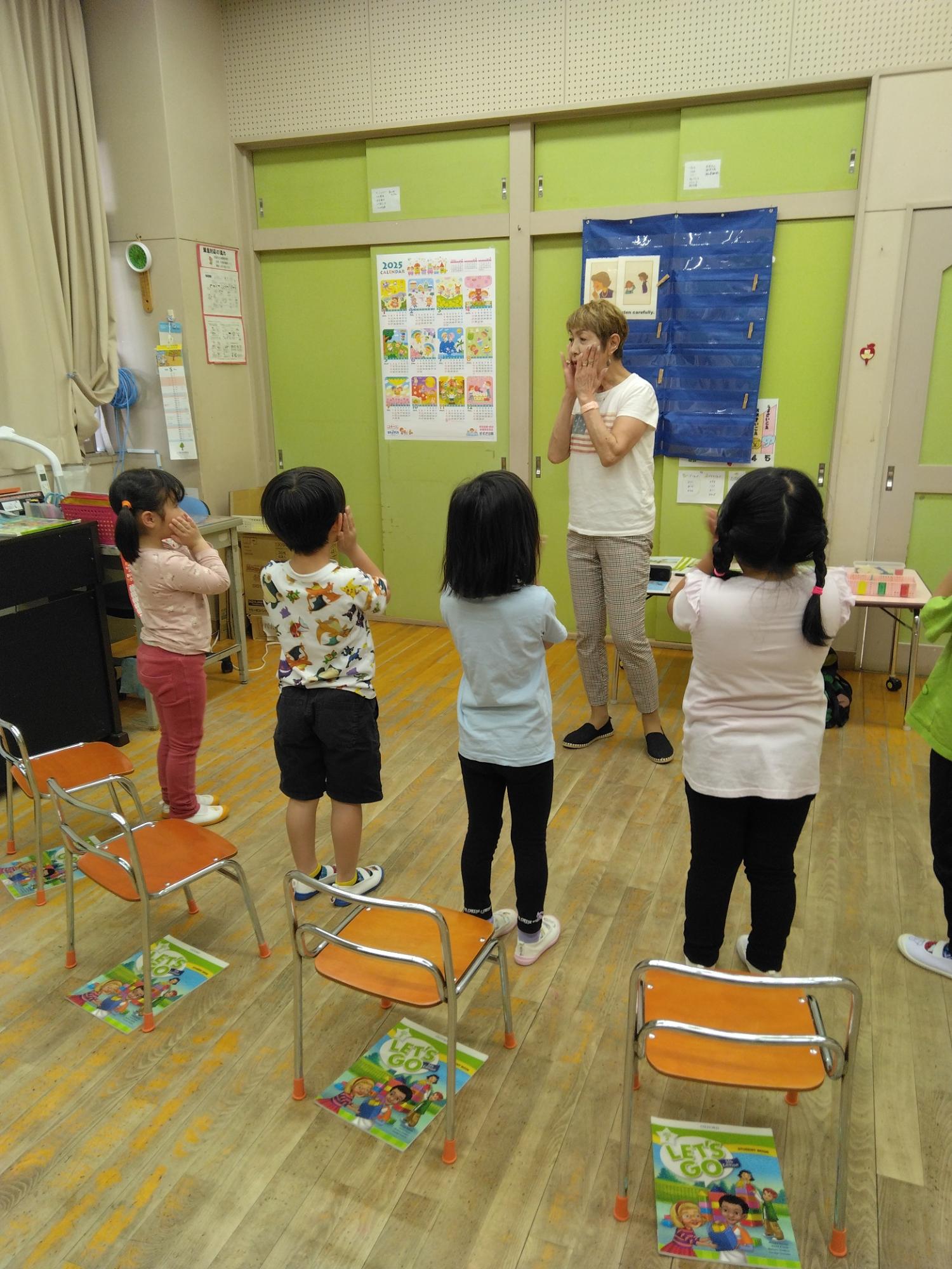 英語の歌に合わせてほほをさわっているところ