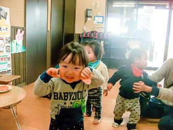 桜餅の生地を持った子ども