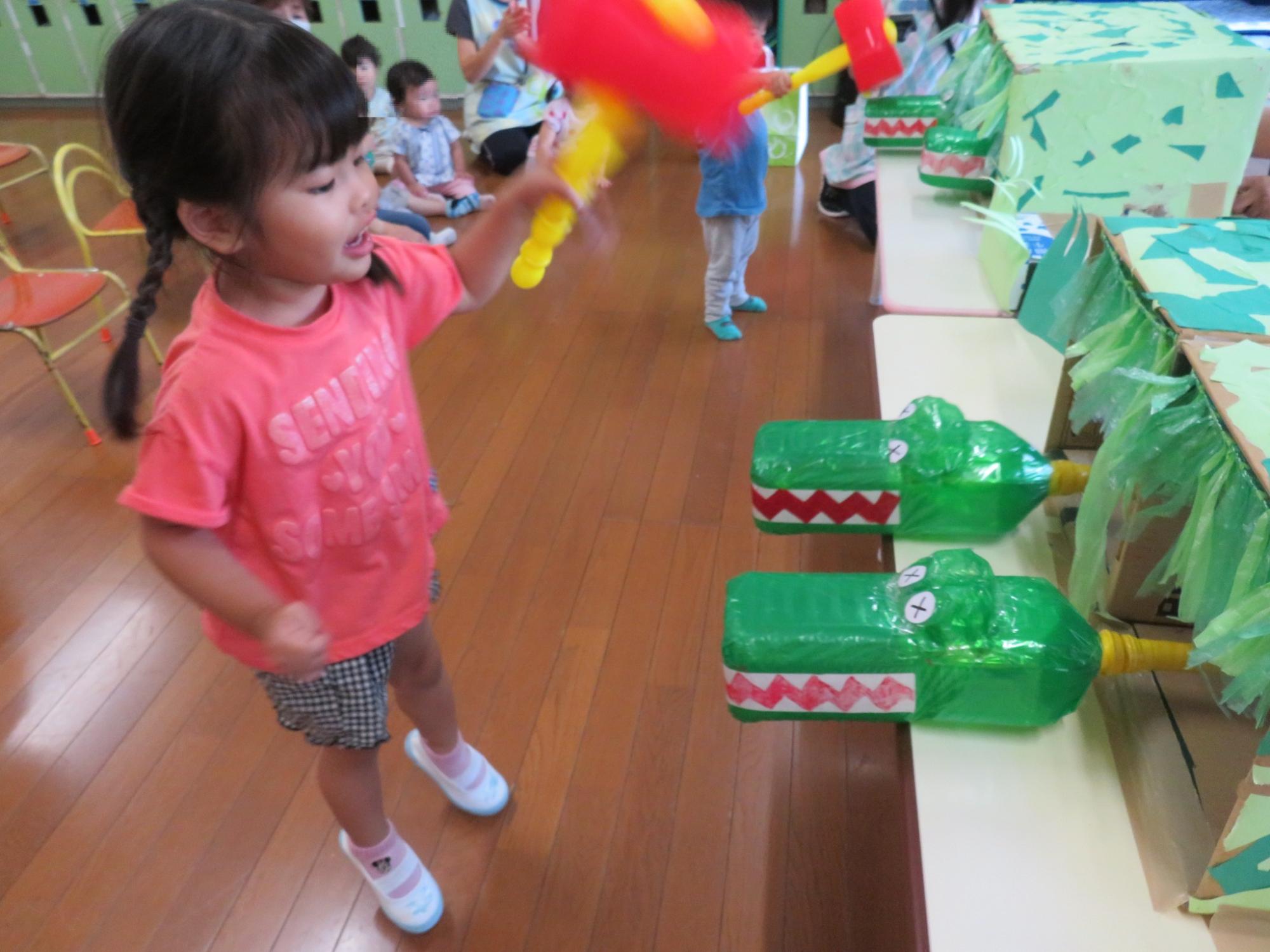 手作りのワニワニパニックで子どもが遊んでいる様子