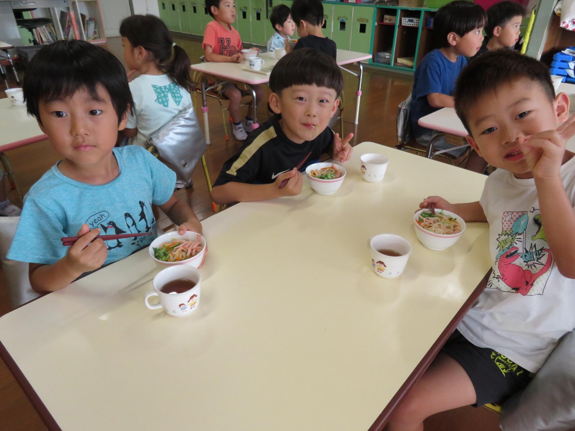 おやつにそうめんを食べている子どもたち