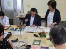 「市長と話そう!ふれあいトーク」で、高麗川南公民館で活動されている絵手紙サークル「かたつむりの会」へお伺いした時の写真
