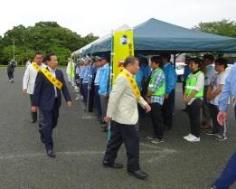 飯能市中央公園で開催された、夏の交通事故防止運動出陣式の様子の写真