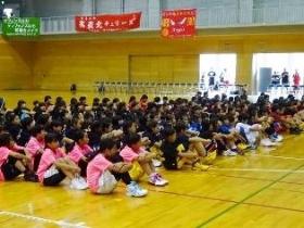 日高市文化体育館「ひだかアリーナ」で開催された、第32回かわせみ杯争奪ミニバスケットボール大会の開会式の様子の写真