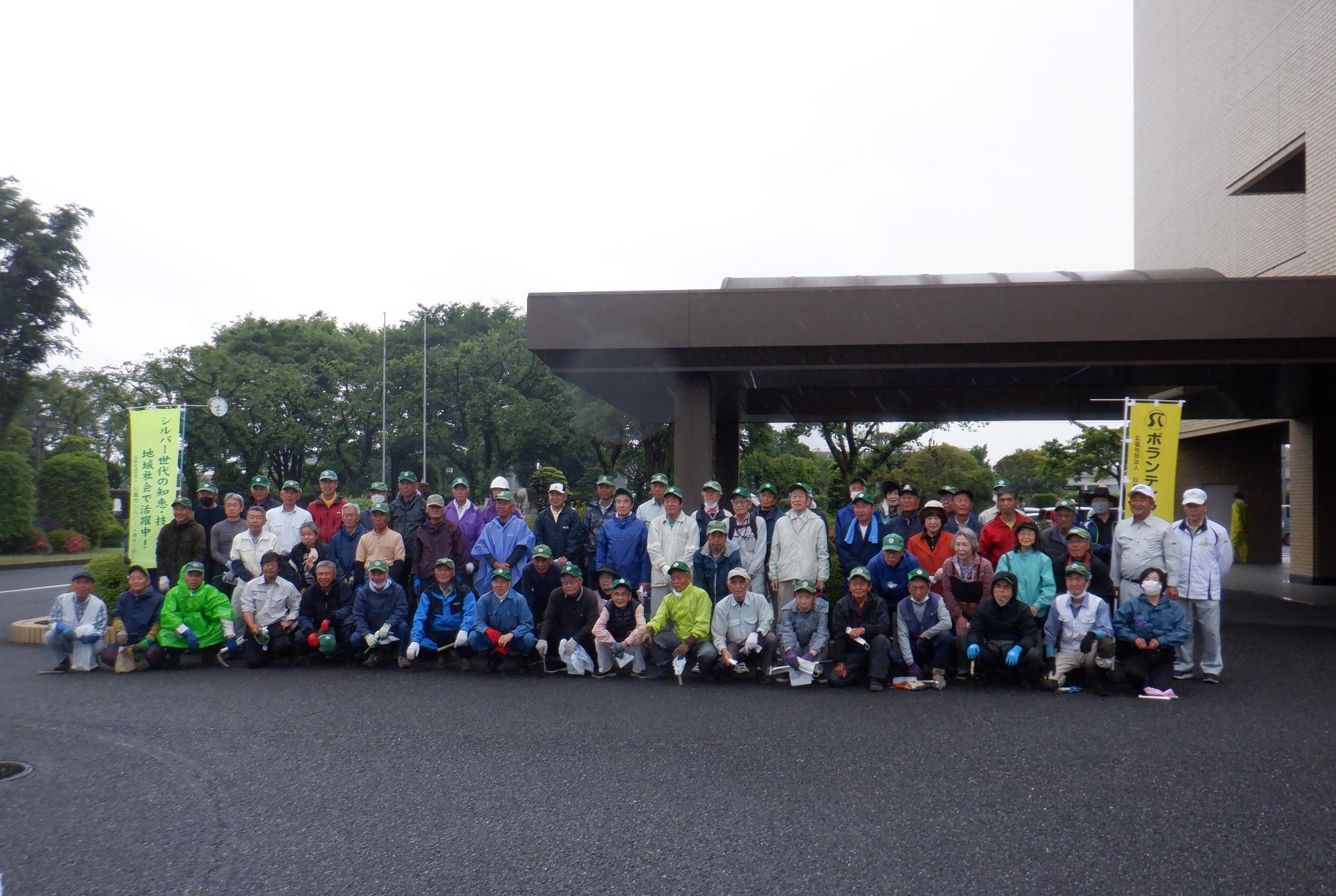 市役所前で撮影した参加者の集合写真