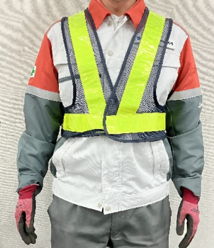 作業員の服装の画像です。灰色、白、橙色の上着を着用しています。