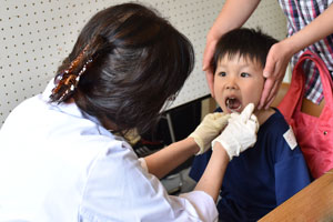 歯科検診を受けている子ども