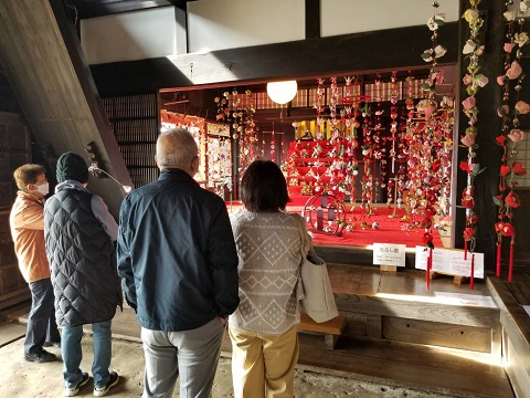 ひな飾りを見る市民の様子
