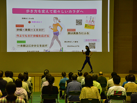 ウオーキング講習を受ける参加者の様子