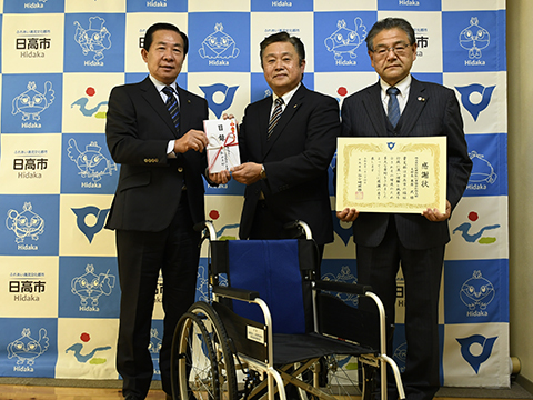 日高市長と宅建協会彩西支部の支部長と副支部長と贈呈された車いすの写真