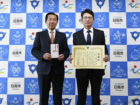 日高市長と太平洋セメント株式会社工場長が感謝状と目録を持っている写真