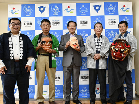 日高市長と修理完了報告をした大倉さん、谷ヶ崎さん、加藤さん、関さんの写真