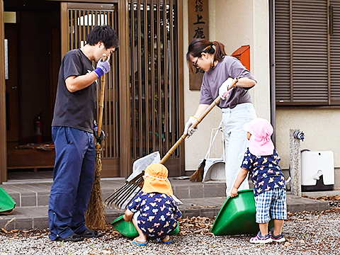 ごみゼロの日に清掃活動を行う様子