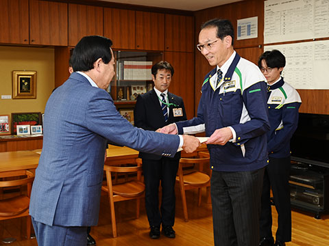 企業版ふるさと納税をしてくださった事業者に感謝状を贈呈する市長