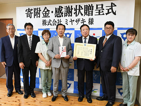 寄付金をお持ちいただいた皆さんと市長の集合写真