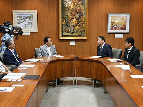 式内で日高市の現状や会社の状況を報告し合う、谷ケ崎市長と山之上代表取締役