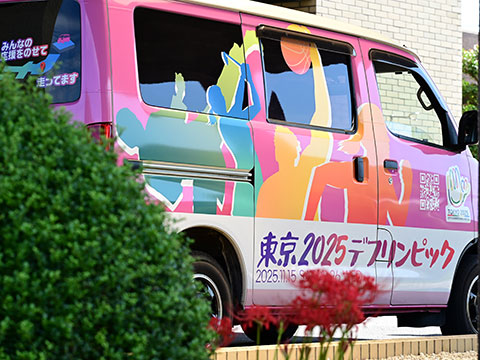 市役所玄関に到着したPRカーと満開の曼珠沙華