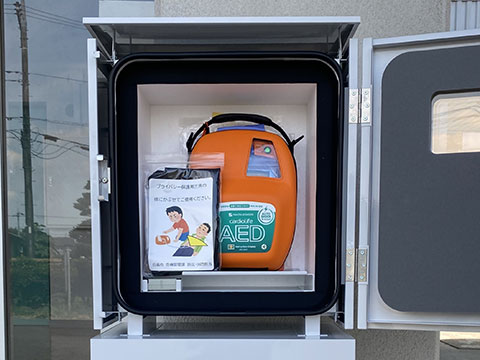 収納ボックスを開き、中に入っているAED(自動体外式除細動器)