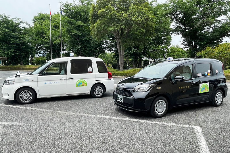 白い車体と黒い車体のおでかけタクシー