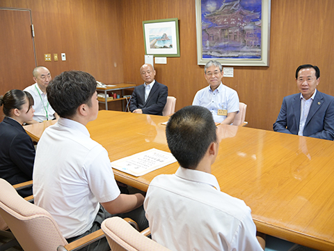 出場した3人から報告を受ける市長