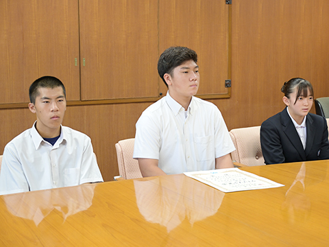 市長および教育長に報告している笠原さん、江川さん、横山さん