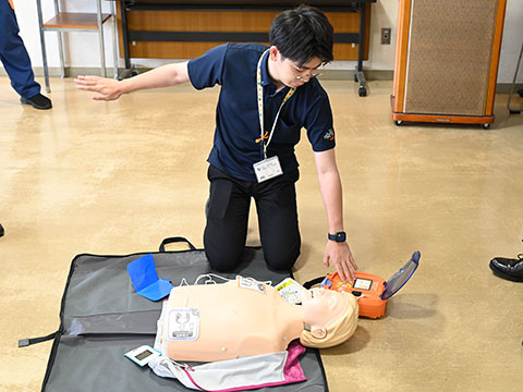 AED(自動体外式除細動器)を操作する新規採用職員