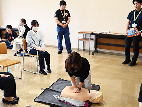 胸骨圧迫をする新規採用職員