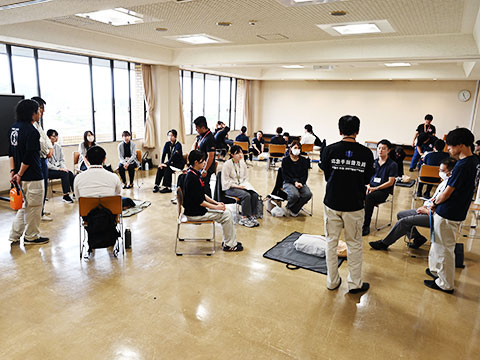 消防団員である市職員が普通救命講習の講師となって新規採用職員に説明している