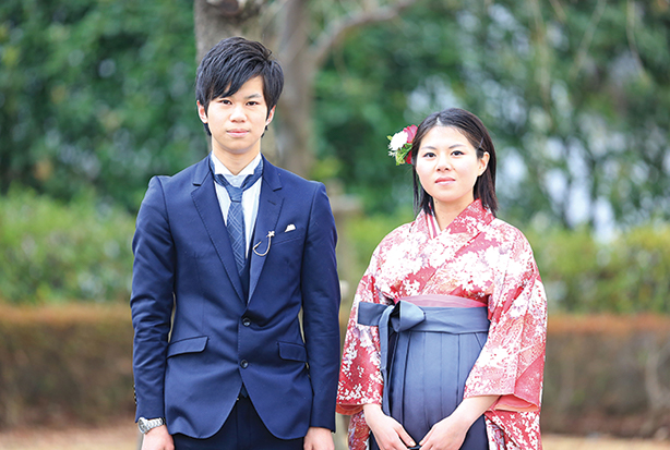 スーツ姿の男性と袴姿の女性