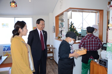 市長が店内や作業所の様子を見学