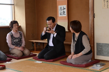 お茶を点てていただいて、飲む市長