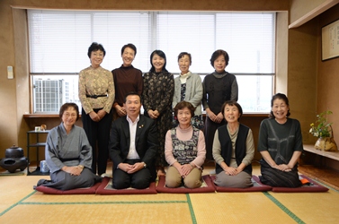 会員の皆さんと記念撮影