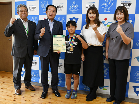 市長さん、教育長さん、成澤さんとその保護者さん、高萩小学校長さんの記念撮影写真