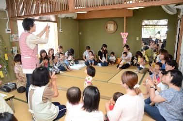 ポカポカ広場で手遊びをしている様子