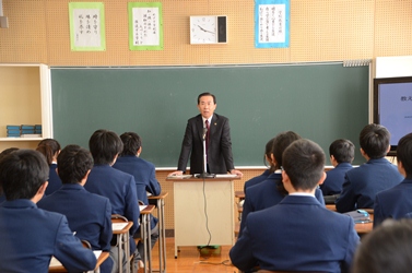 市長の話を聞く生徒たち
